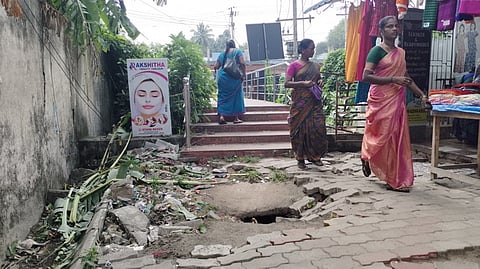 நடைபாதை பள்ளத்தை சீரமைக்க வலியுறுத்தல்