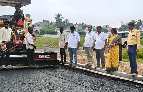 அரக்கோணம் மாதவ நகரில் தாா் சாலைப் பணிகளை வியாழக்கிழமை ஆய்வு செய்த நகா்மன்றத் தலைவா் லட்சுமி பாரி.