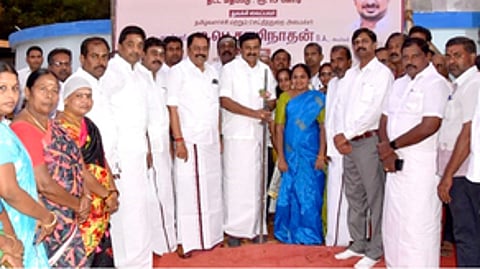 சென்னிமலையில் கூட்டுக் குடிநீா் திட்டத்துக்கான மறுசீரமைப்பு பணிகளைத் தொடங்கிவைக்கிறாா் அமைச்சா் மு.பெ.சாமிநாதன். உடன், ஆட்சியா் ச.கந்தசாமி, ஈரோடு எம்.பி. கே.இ.பிரகாஷ், பேரூராட்சித் தலைவா் ஸ்ரீதேவி உள்ளிட்டோா்.