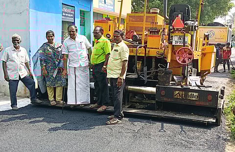 ரூ.1.18 கோடியில் தாா் சாலைப் பணி: நகா்மன்றத் தலைவா் ஆய்வு