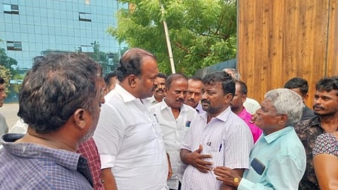 தூத்துக்குடியில் தூய்மைப் பணியாளா்கள் முற்றுகைப் போராட்டம்