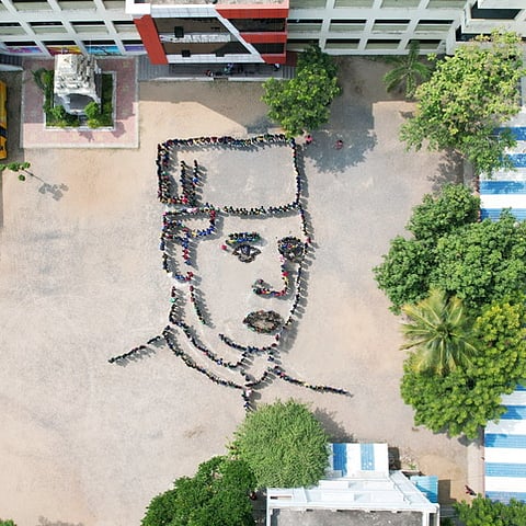 600 மாணவா்கள் உருவாக்கிய நேரு உருவம்