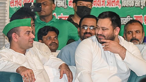 தேஜஸ்வி யாதவ் சகோதரர் பின்னடைவு