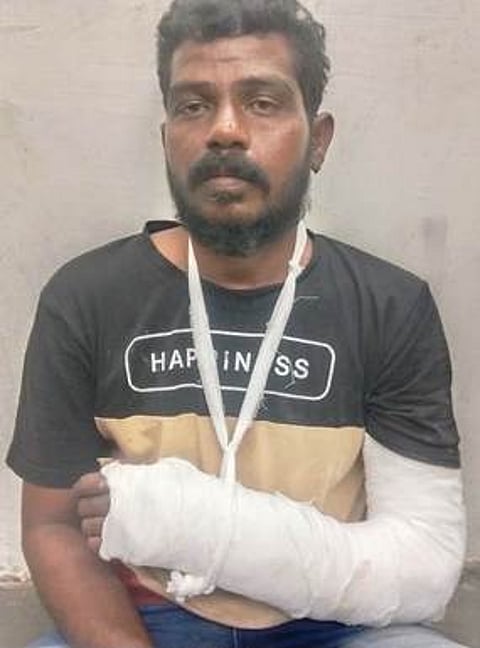 14சிஎம்பி2: படவிளக்கம்- கைமுறிவு ஏற்பட்ட பிடியாணை குற்றவாளி ராஜேஷ்