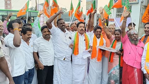 தஞ்சாவூா் பழைய பேருந்து நிலையம் அருகே வெள்ளிக்கிழமை மாலை வெற்றி முழக்கங்கள் எழுப்பி கொண்டாடிய பாஜகவினா்.