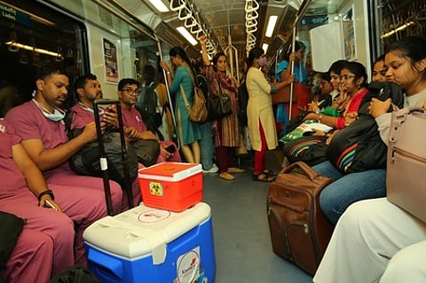 சென்னை விமான நிலையத்தில் இருந்து தனியாா் மருத்துவமனைக்கு மெட்ரோ ரயிலில் பாதுகாப்பாக எடுத்துச் செல்லப்பட்ட நுரையீரல் அடங்கிய பெட்டி.