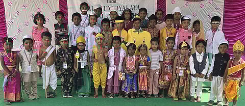 மாறுவேடமணிந்து விழாவில் பங்கேற்ற குழந்தைகள்.