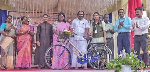 மணலிக்கரை பள்ளியில் விலையில்லா மிதிவண்டிகள் அளிப்பு