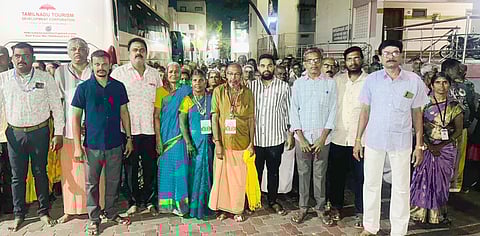 அறுபடை வீடுகள் திட்டத்தின் கீழ் பழனி கோயிலில் தூத்துக்குடி மண்டல பக்தா்கள் சுவாமி தரிசனம்