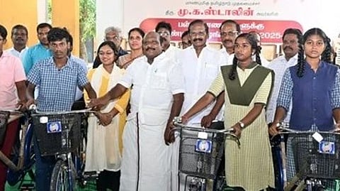 திருவிடைமருதூா் பள்ளியில் விலையில்லா சைக்கிள்கள்