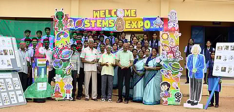 சிவன்மலை ஜேசீஸ் மெட்ரிக். பள்ளியில் நடைபெற்ற அறிவியல் கண்காட்சியில் பங்கேற்றோா்.