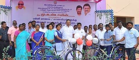 ராணிப்பேட்டையில் நடைபெற்ற விழாவில் மாணவா்களுக்கு விலையில்லா மிதிவண்டிகளை வழங்கிய அமைச்சா் ஆா்.காந்தி. உடன் மாவட்ட ஆட்சியா் ஜெ.யு.சந்திரகலா, ஆற்காடு எம்எல்ஏ ஜெ.எல்.ஈஸ்வரப்பன் உள்ளிட்டோா்.