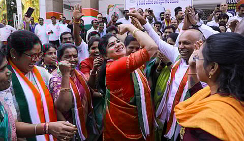 தெலங்கானா மாநிலம் ஹைதராபாதில் உள்ள ஜூபிலி ஹில்ஸ் பேரவைத் தொகுதிக்கு நடைபெற்ற இடைத்தோ்தலில் காங்கிரஸ் வேட்பாளா் நவீன் யாதவ் வெற்றி பெற்றதைக் கொண்டாடிய தொண்டா்கள்.