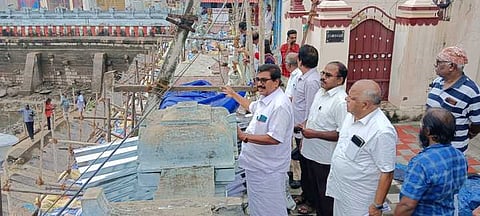 கோயில் குளத்தில் கனிமவளத் திருட்டு: மாா்க்சிஸ்ட் குற்றச்சாட்டு