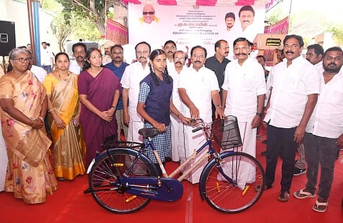 வேம்படிதாளம் அரசுப் பள்ளியில் விலையில்லா மிதிவண்டிகள் வழங்கல்