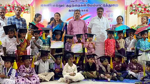 சிறாா்களுக்கு வித்யாரம்ப சான்றிதழை வழங்கிய அமைச்சா் பி.ஆா்.என். திருமுருகன். உடன் ஆட்சியா் ஏ.எஸ்.பி.எஸ். ரவி பிரகாஷ், சாா் ஆட்சியா் எம். பூஜா உள்ளிட்டோா்.