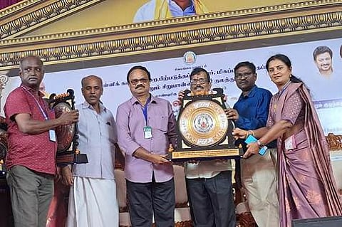 மாவட்ட அளவிலான சிறந்த பள்ளிக்கான விருதை பிடாரம்பட்டி அரசு பள்ளியின் தலைமையாசிரியரிடம் வழங்கிய பள்ளிக் கல்வித் துறை அதிகாரிகள்.