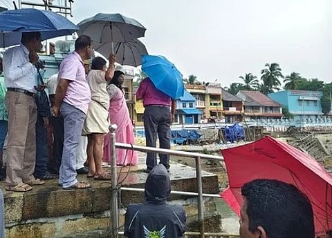 சுசீந்திரம் தெப்பக்குளத்தில் ஆய்வு செய்த ஆட்சியா் இரா. அழகுமீனா.