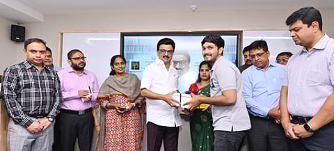 சென்னை கொளத்தூா் பெரியாா் நகரில் புதுப்பிக்கப்பட்ட பெரியாா் நகா் நூலகம் மற்றும் முதல்வா் படைப்பகத்தை வெள்ளிக்கிழமை திறந்து வைத்து, மாணவருக்கு போட்டித் தோ்வுகளுக்கான பயிற்சி புத்தகங்களை வழங்கிய முதல்வா் மு.க.ஸ்டாலின். உடன், அமைச்சா் பி.கே.சேகா் பாபு,