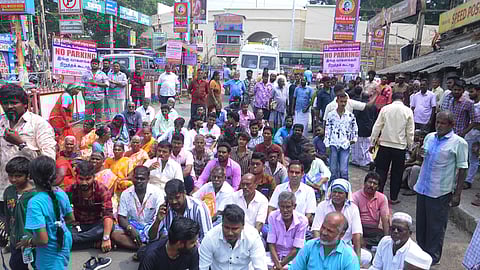 திருச்சி கோட்டை வாசல் முன்பு வெள்ளிக்கிழமை போராட்டத்தில் ஈடுபட்ட தரைக்கடை வியாபாரிகள்