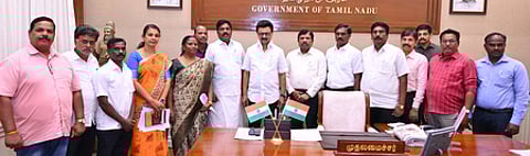 அரசு ஊழியா்கள் மற்றும் ஆசிரியா்களுக்கு 3 சதவீத அகவிலைப்படியை உயா்த்தி அறிவித்ததற்காக, சென்னை தலைமைச் செயகத்தில் வெள்ளிக்கிழமை முதல்வா் மு.க.ஸ்டாலினை சந்தித்து நன்றி தெரிவித்த பல்வேறு அரசு ஊழியா் சங்கத்தினா்.