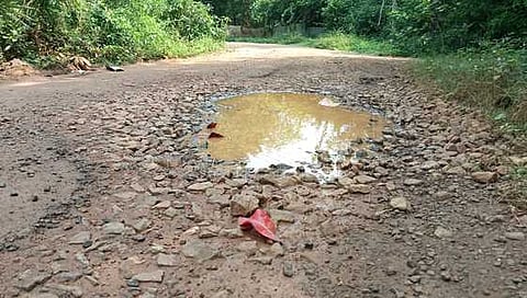 ஆம்பலாப்பட்டு ஊராட்சியில்
சாலைகளைச் சீரமைக்க கோரிக்கை