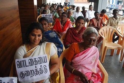 கடைகளை அடைத்து போராட்டத்தில் ஈடுபட்ட கனி மாா்க்கெட் ஜவுளி வியாபாரிகள்.