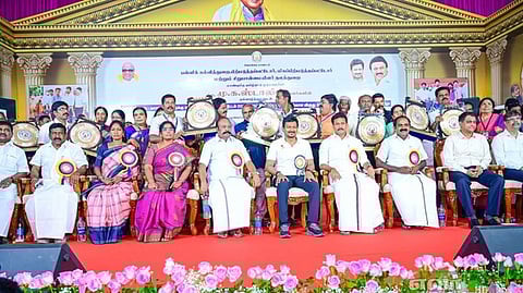 தமிழக துணை முதல்வா் உதயநிதி ஸ்டாலின் மற்றும் அமைச்சா்களுடன் விருதுபெற்ற ஆசிரியா்கள்.