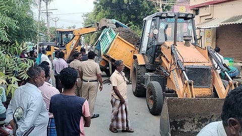 பொக்லைன் இயந்திரம் மூலம் நடைபெற்ற மீட்புப் பணி.
