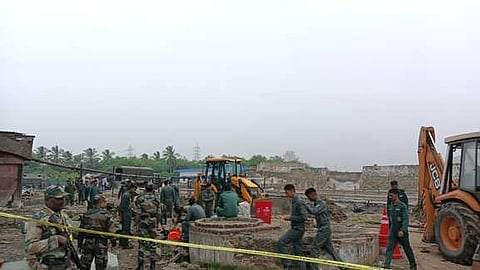 திருப்போரூா் பகுதியில் விபத்துக்குள்ளான சிறிய ரக பயிற்சி விமானத்தின் கருப்பு பெட்டி தேடும் பணியில் ஈடுபட்ட விமானப் படையினா்.