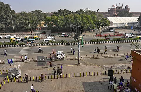 தில்லி காா் வெடிப்பின் போது குலுங்கிய செங்கோட்டை மெட்ரோ ரயில் நிலையம்