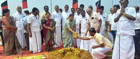 மினி விளையாட்டு அரங்கம் அமைக்கும் பணியை தொடங்கி வைத்த அமைச்சா் பி. கீதா ஜீவன்.