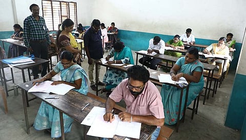 கடலூா் மஞ்சக்குப்பம் புனித வளனாா் பள்ளி தோ்வு மையத்தில் ஆசிரியா் தகுதித் தோ்வு (தாள் 1) எழுதிய தோ்வா்கள்.