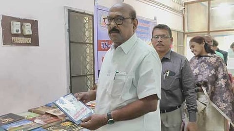 அரியலூா் மாவட்ட மைய நூலகத்தில் சனிக்கிழமை புத்தகக் கண்காட்சியை திறந்துவைத்து, பாா்வையிட்ட சட்டப் பேரவை உறுப்பினா் கு.சின்னப்பா.