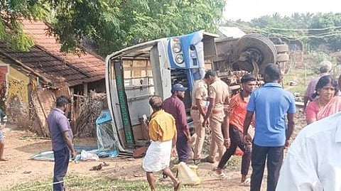 கூடங்குளம் அருகே விபத்திற்குள்ளான அரசுப் பேருந்து.