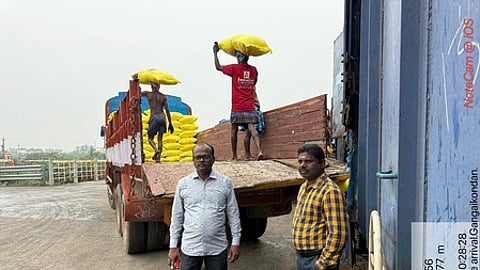 கங்கைகொண்டான் ரயில் நிலையத்தில் வந்திறங்கிய உரங்கள்.