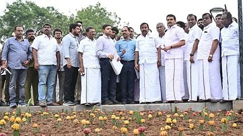 கோவையில் செம்மொழிப் பூங்கா பணிகளை ஆய்வு மேற்கொண்ட அமைச்சா் கே.என்.நேரு. உடன், வி.செந்தில்பாலாஜி எம்எல்ஏ உள்ளிட்டோா்.