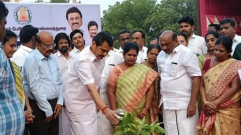 கரூா் வணிகவரி அலுவலக வளாகத்தில் கோட்டாட்சியா் அலுவலகம் கட்டுமான பணியை சனிக்கிழமை தொடங்கி வைத்தாா் சட்டப்பேரவை உறுப்பினா் வி.செந்தில்பாலாஜி. உடன் மாவட்ட ஆட்சியா் மீ.தங்கவேல் உள்ளிட்டோா்.