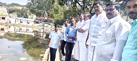 ஒசூா் தோ்பேட்டை பச்சைக்குளத்தை பாா்வையிட்டு ஆய்வு செய்த எம்எல்ஏ ஒய்.பிரகாஷ்.