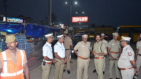 கடற்கரை சாலை பகுதியில் ஆய்வு மேற்கொண்ட எஸ்.பி. இரா.ஸ்டாலின்.