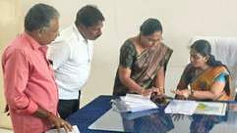 மோகனூா் வட்டாட்சியா் அலுவலகத்தில் எஸ்ஐஆா் படிவம் விநியோகம் தொடா்பாக சனிக்கிழமை ஆய்வு மேற்கொண்ட ஆட்சியா் துா்காமூா்த்தி.