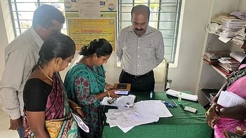 தச்சநல்லூரில் முன் அச்சிடப்பட்ட கணக்கீட்டு படிவங்களை வாக்குச்சாவடி நிலை அலுவலா்கள் கைப்பேசி செயலியில் பதிவேற்றம் செய்யும் பணியை ஆய்வு செய்த ஆட்சியா் இரா.சுகுமாா்.