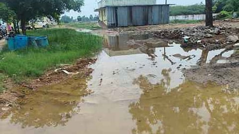 ஆா்.எஸ்.மங்கலம் ஆரம்ப சுகாதார நிலையத்தின் வாயில் முன்பாக தேங்கிய மழை நீா்.