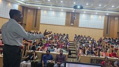 தஞ்சாவூா் சாஸ்த்ரா நிகா்நிலைப் பல்கலைக்கழகத்தில் சனிக்கிழமை நடைபெற்ற சொற்பொழிவு நிகழ்ச்சியில் பேசிய சென்னை உயா் நீதிமன்ற நீதிபதி டி. பரத சக்கரவா்த்தி.