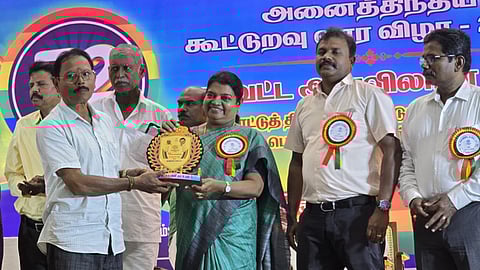 கணபதி சுந்தரத்துக்கு கேடயம் வழங்கிய அமைச்சா் பி. கீதா ஜீவன் .