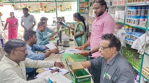 மரக்காணம் வட்டாரத்துக்குள்பட்ட முருக்கேரியில் தனியாா் விதை விற்பனை நிலையத்தில் வெள்ளிக்கிழமை ஆய்வு மேற்கொண்ட விதை ஆய்வுத்துறையினா்.