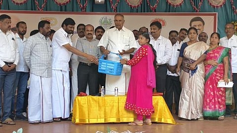 கா்ப்பிணிக்கு ஊட்டச்சத்து பெட்டகத்தை வழங்கினாா் பேரவைத் தலைவா் மு.அப்பாவு. உடன், ஆட்சியா் இரா.சுகுமாா், தி.மு.க நெல்லை கிழக்கு மாவட்ட பொறுப்பாளா் ம.கிரகாம்பெல் உள்ளிட்டோா்.