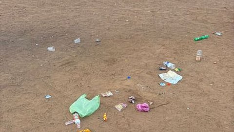 கீரனூா் அரசு ஆண்கள் மேல்நிலைப் பள்ளி வளாகத்தில் சிதறிக் கிடக்கும் மதுப் பாட்டில்கள், நெகிழி டம்ளா்கள், தீனிப் பொட்டலங்கள்.