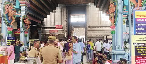 ஊழியா்களிடம் விசாரணை நடத்திய போலீஸாா்.