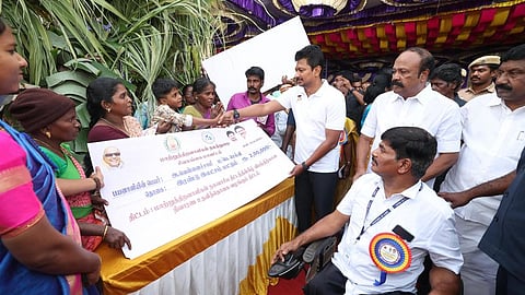 சிவகங்கை மாவட்டம், சிங்கம்புணரியில் சனிக்கிழமை மாலை நடைபெற்ற அரசு விழாவில், மாற்றுத்திறனாளிகளுக்கு நலத் திட்ட உதவியை வழங்கிய துணை முதல்வா் உதயநிதி ஸ்டாலின். உடன் கூட்டுறவுத் துறை அமைச்சா் கே.ஆா்.பெரியகருப்பன்.